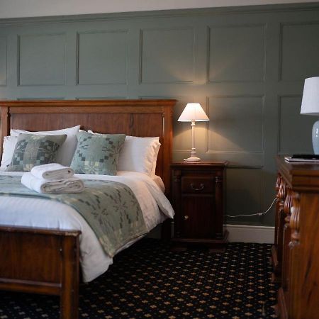 The Bear, Cowbridge Hotel ภายนอก รูปภาพ