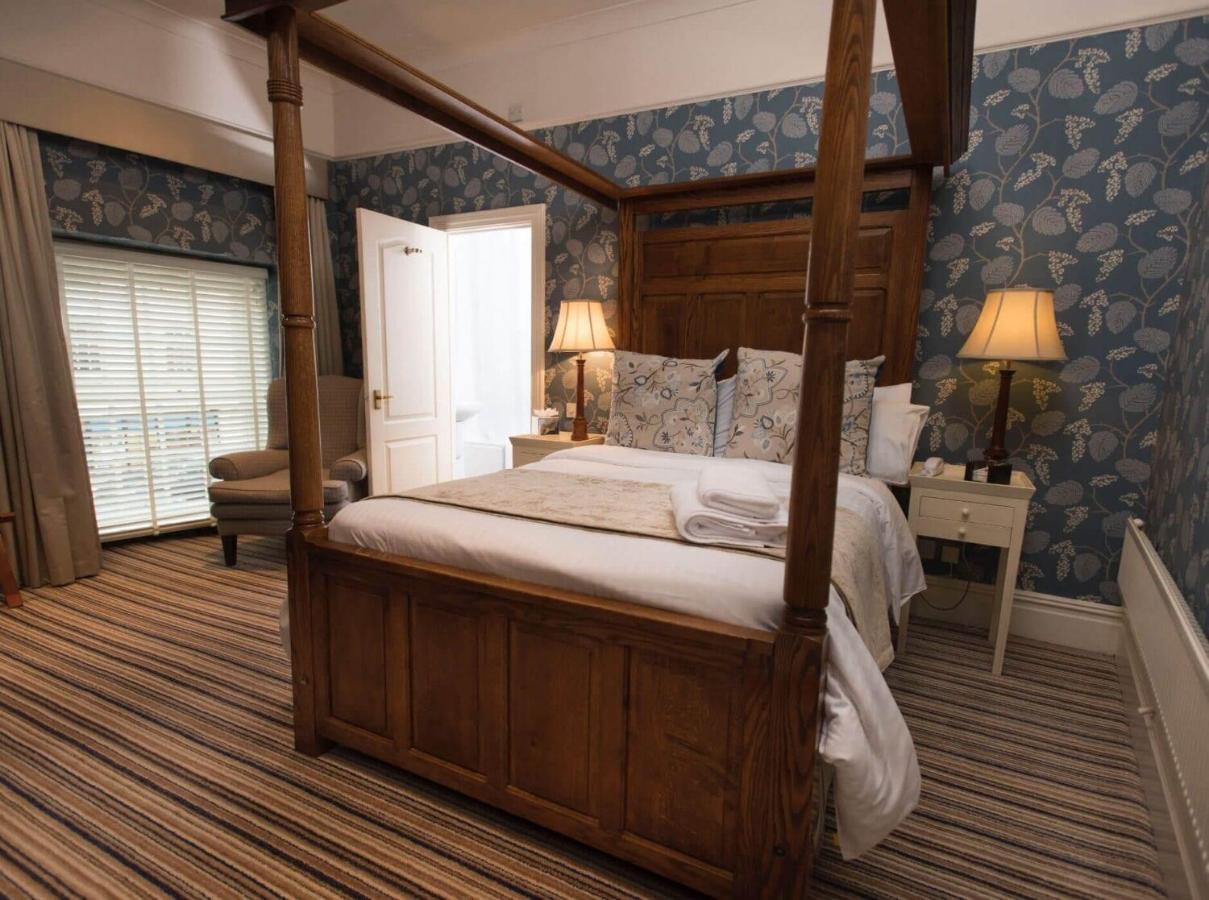 The Bear, Cowbridge Hotel ภายนอก รูปภาพ