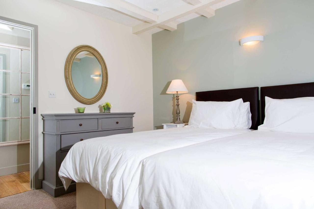 The Bear, Cowbridge Hotel ภายนอก รูปภาพ