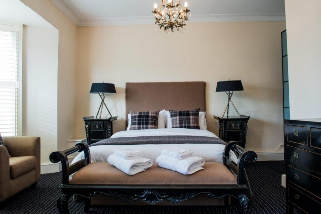 The Bear, Cowbridge Hotel ภายนอก รูปภาพ