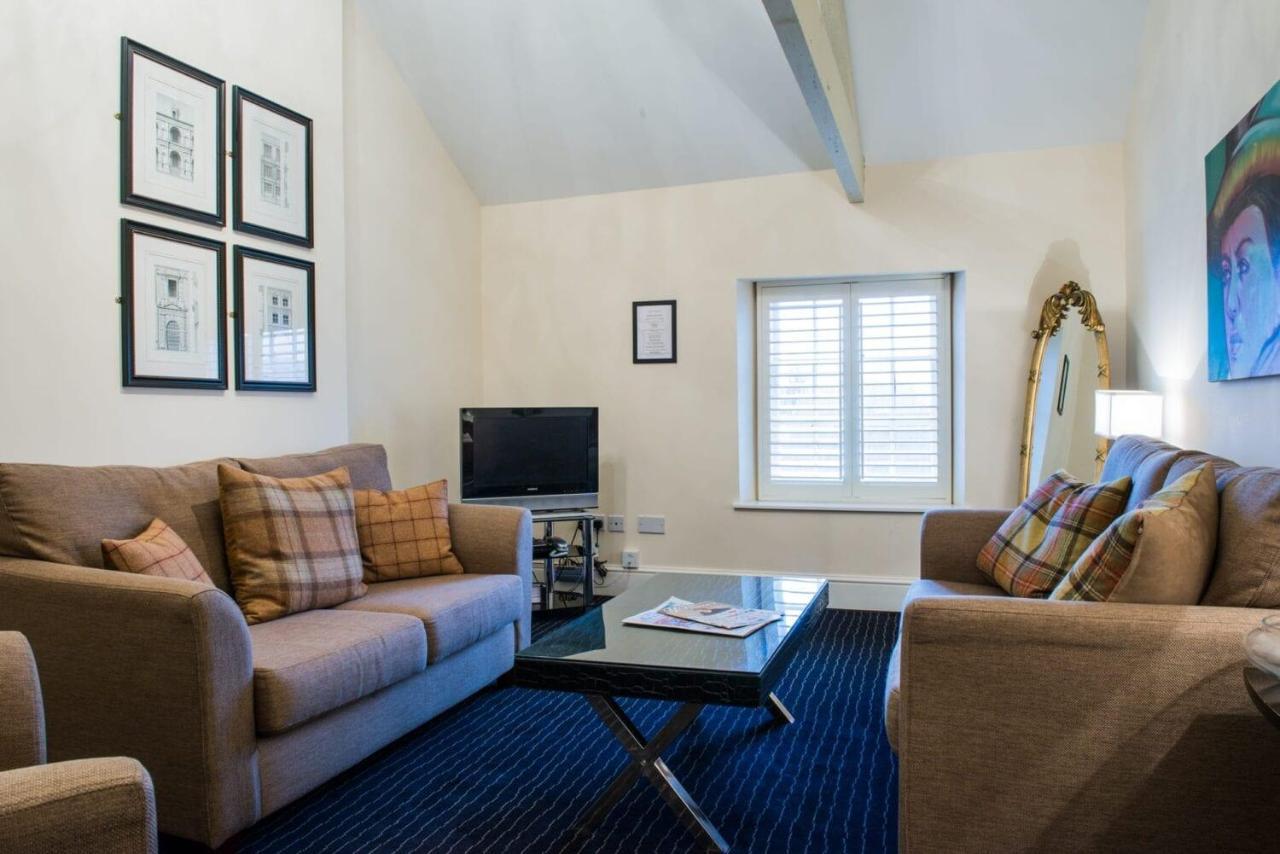 The Bear, Cowbridge Hotel ภายนอก รูปภาพ