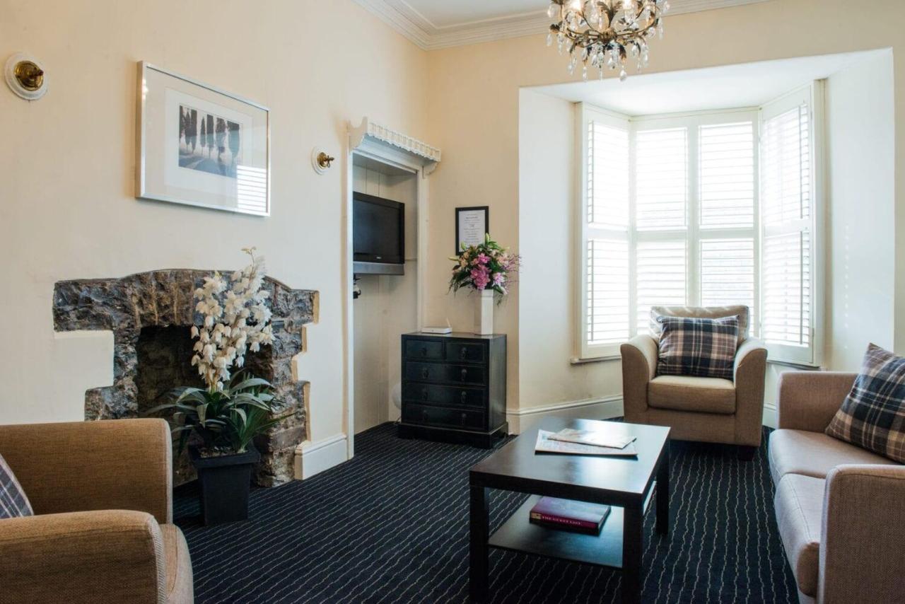 The Bear, Cowbridge Hotel ภายนอก รูปภาพ