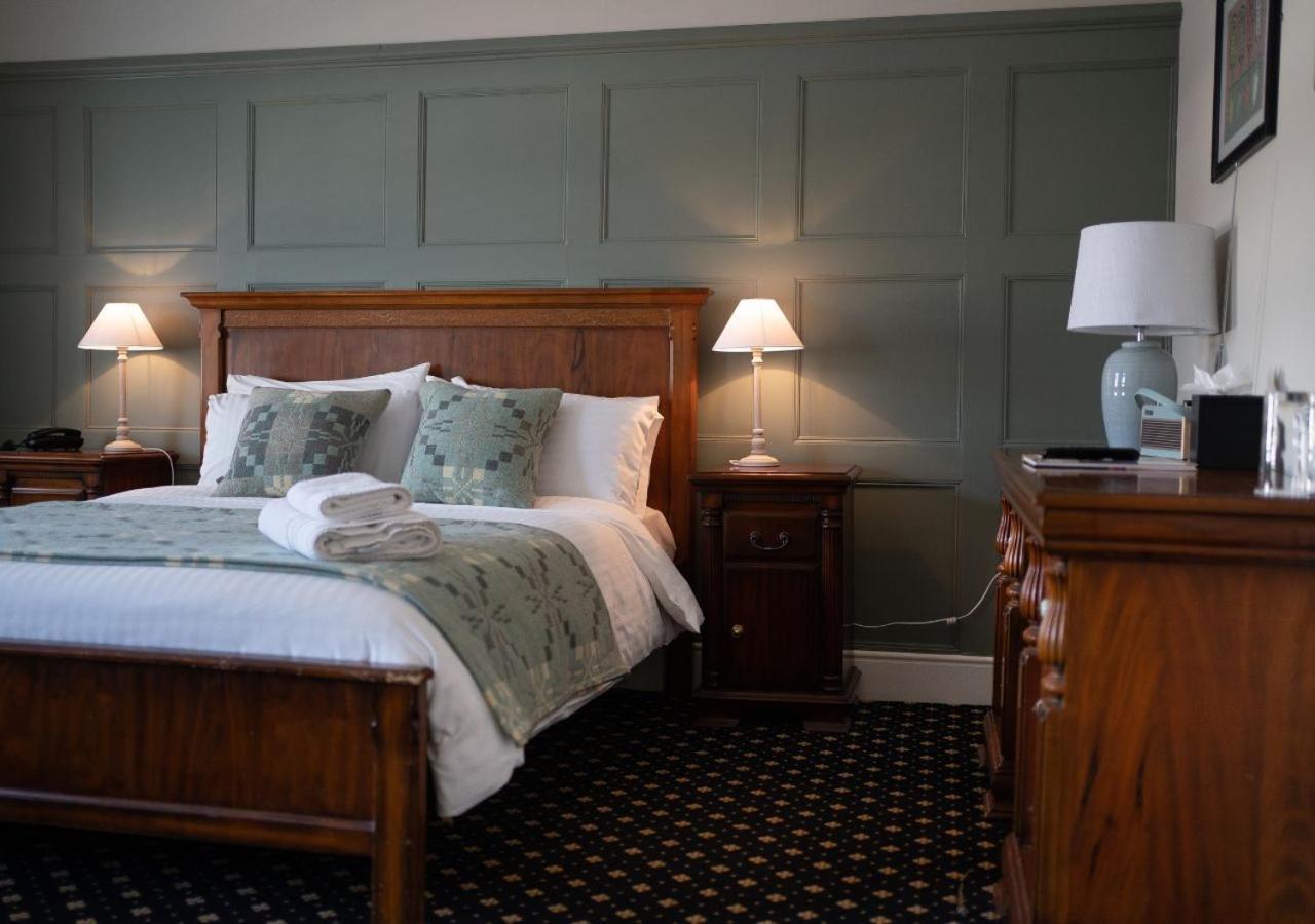 The Bear, Cowbridge Hotel ภายนอก รูปภาพ