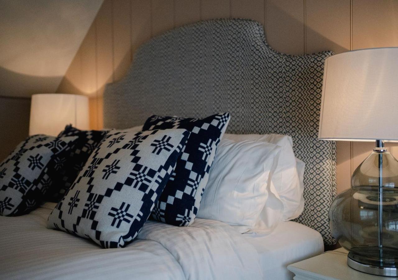 The Bear, Cowbridge Hotel ภายนอก รูปภาพ