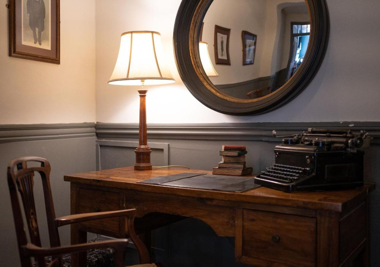 The Bear, Cowbridge Hotel ภายนอก รูปภาพ