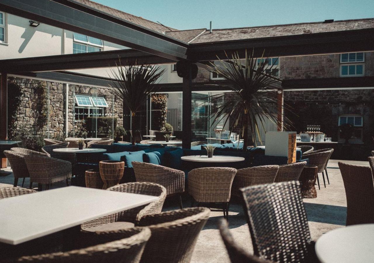 The Bear, Cowbridge Hotel ภายนอก รูปภาพ