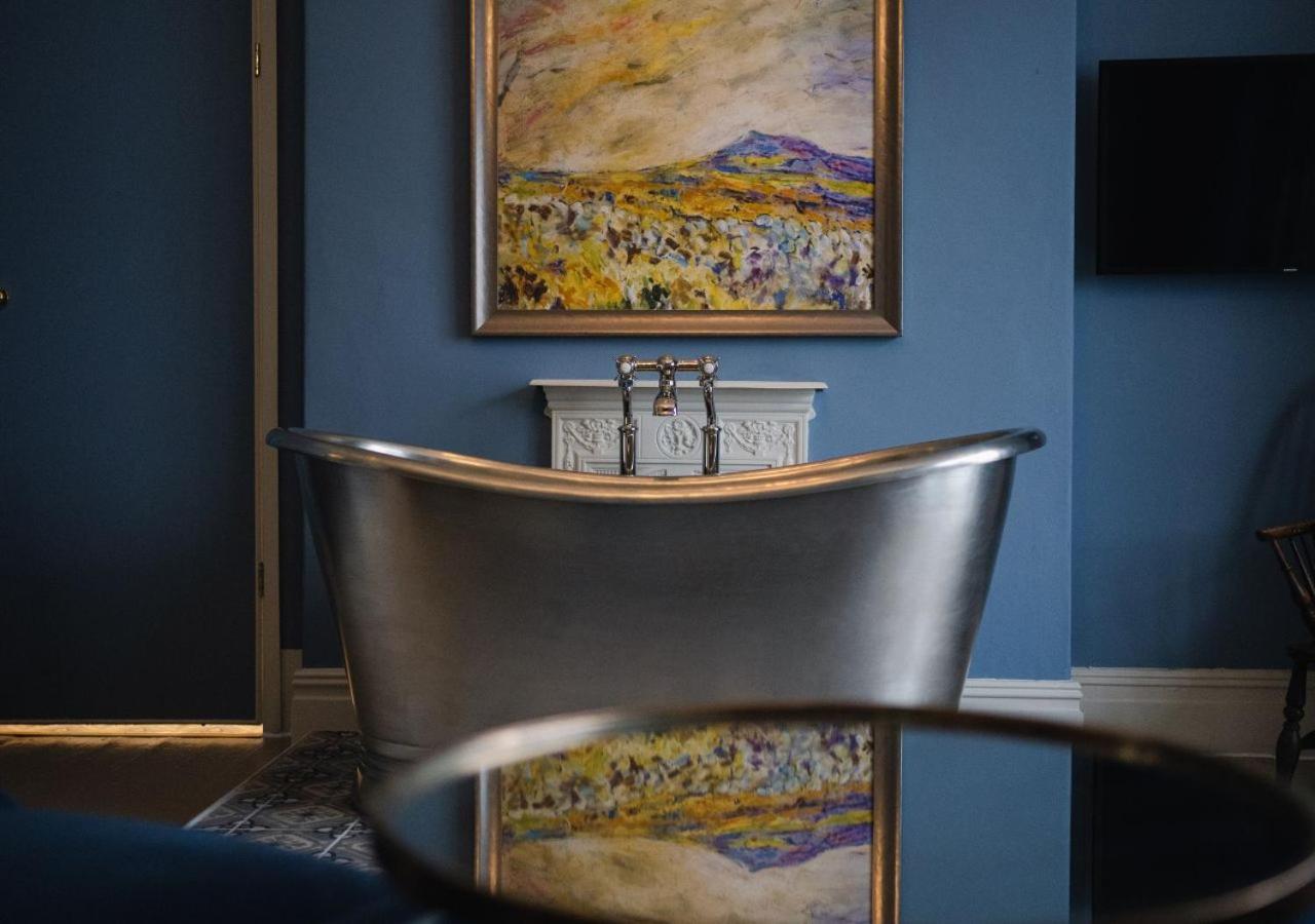 The Bear, Cowbridge Hotel ภายนอก รูปภาพ