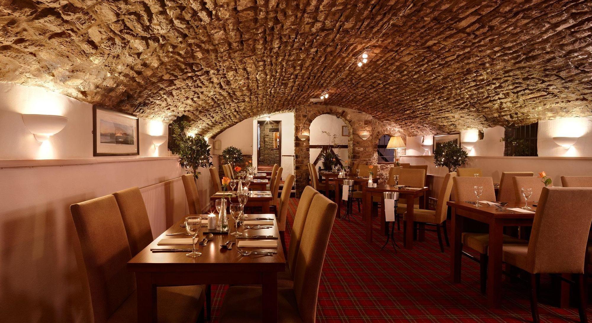 The Bear, Cowbridge Hotel ภายนอก รูปภาพ