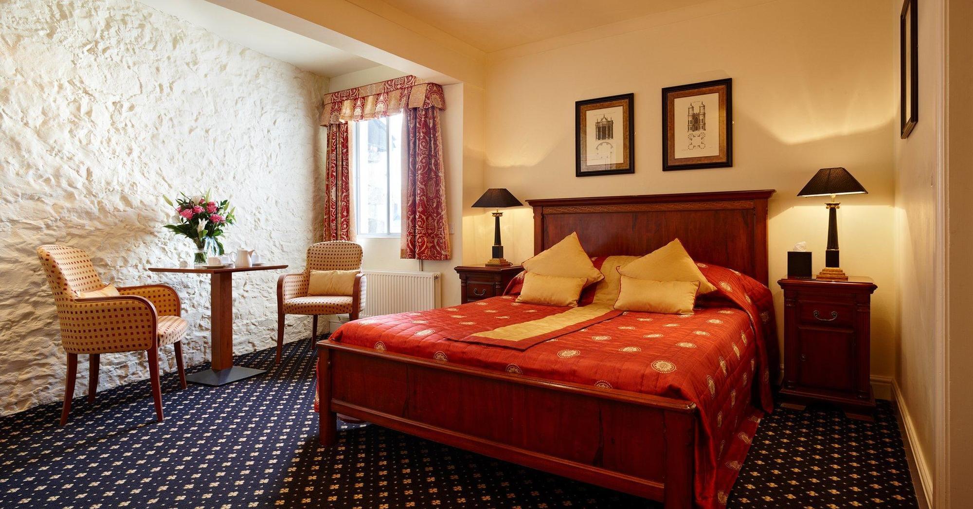 The Bear, Cowbridge Hotel ภายนอก รูปภาพ