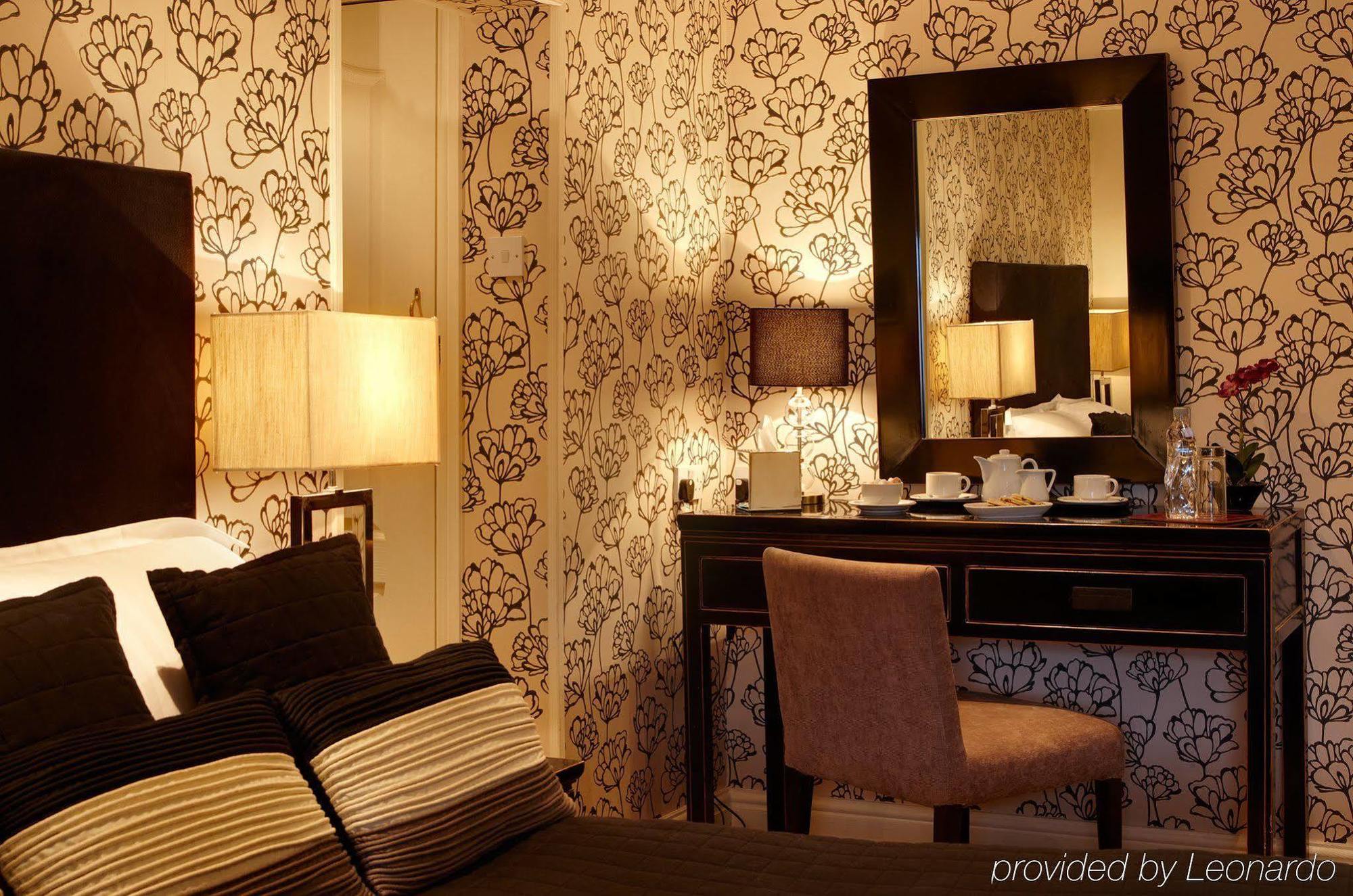 The Bear, Cowbridge Hotel ภายนอก รูปภาพ