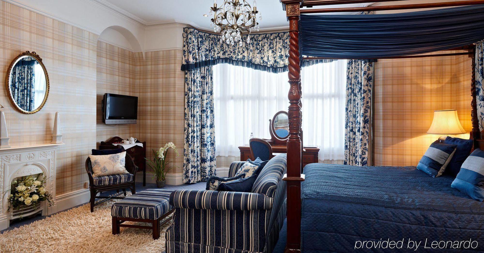 The Bear, Cowbridge Hotel ภายนอก รูปภาพ