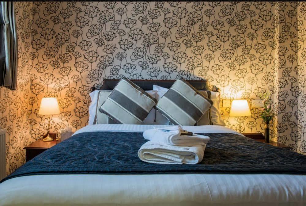 The Bear, Cowbridge Hotel ภายนอก รูปภาพ