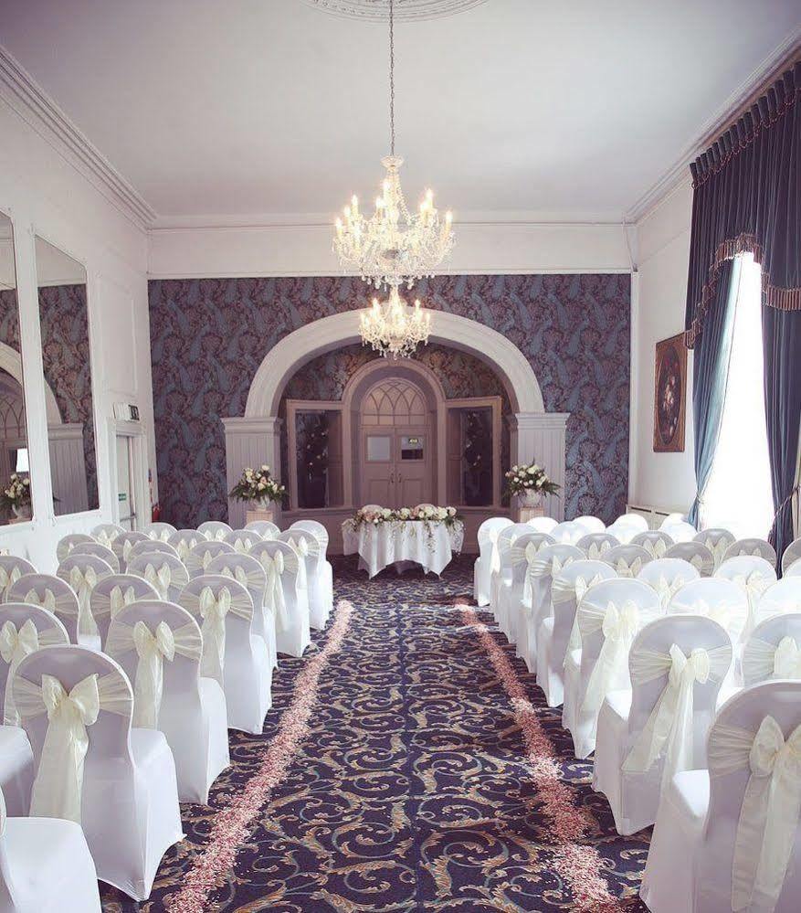The Bear, Cowbridge Hotel ภายนอก รูปภาพ