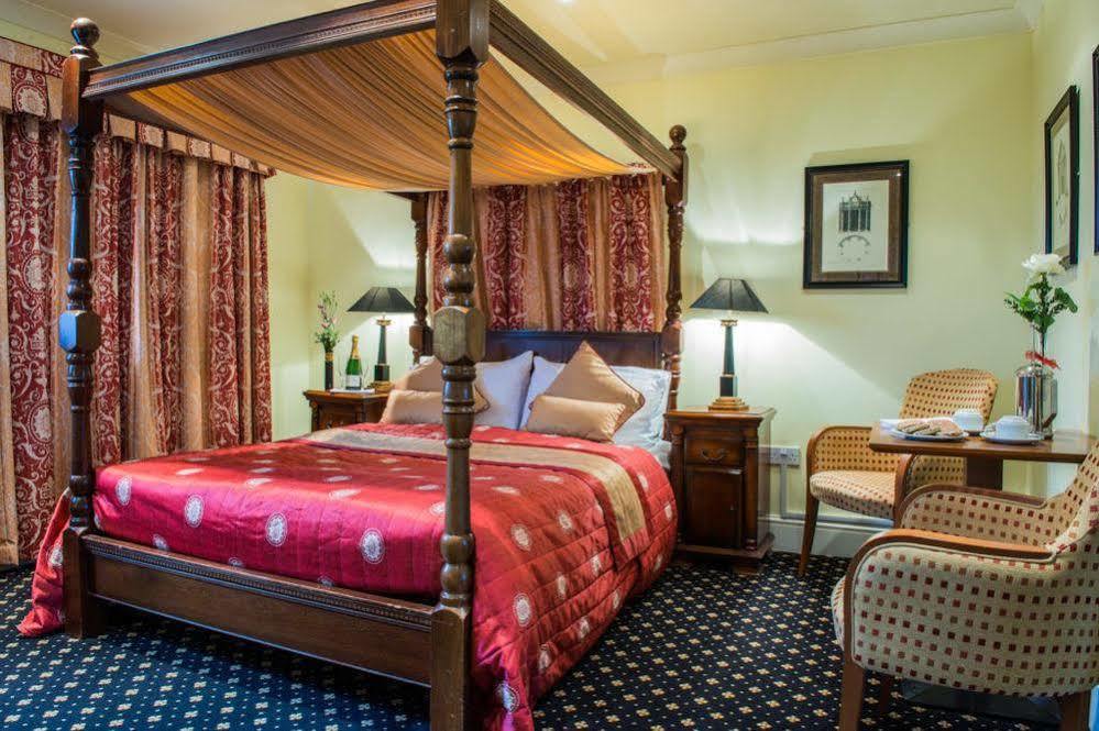 The Bear, Cowbridge Hotel ภายนอก รูปภาพ