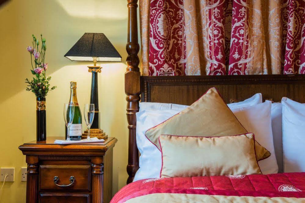 The Bear, Cowbridge Hotel ภายนอก รูปภาพ