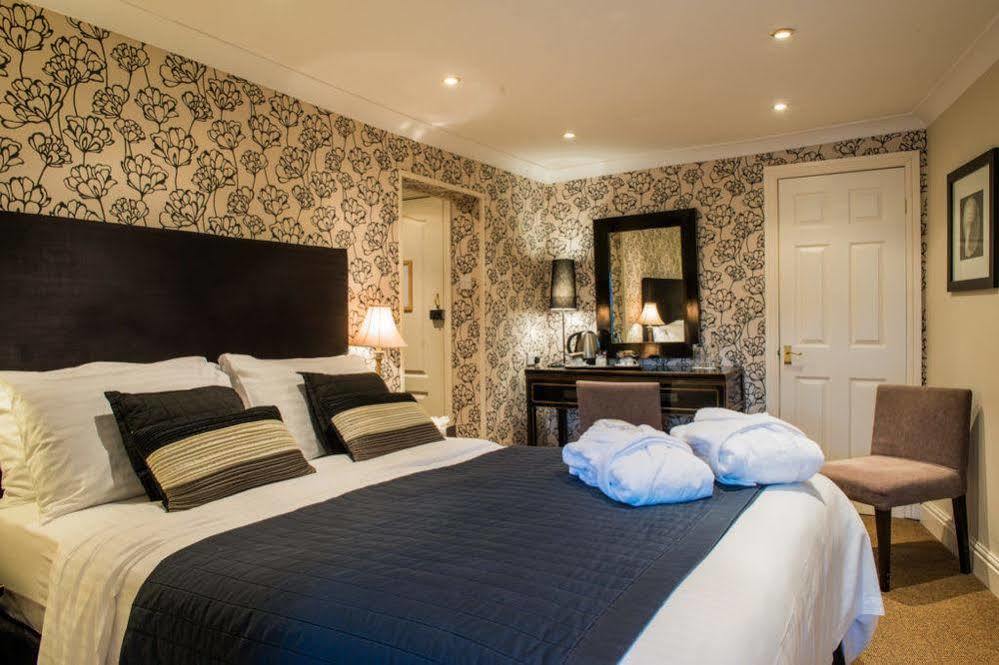 The Bear, Cowbridge Hotel ภายนอก รูปภาพ