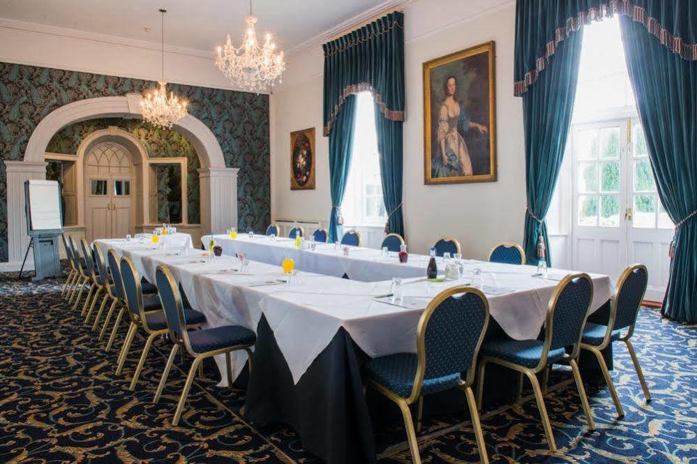 The Bear, Cowbridge Hotel ภายนอก รูปภาพ
