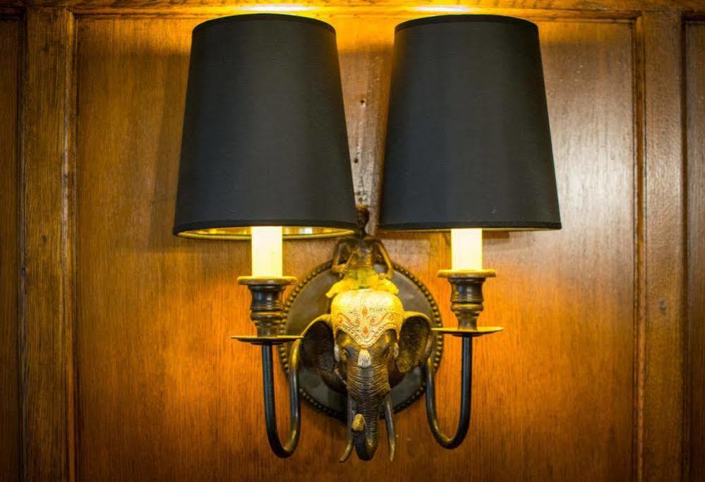 The Bear, Cowbridge Hotel ภายนอก รูปภาพ