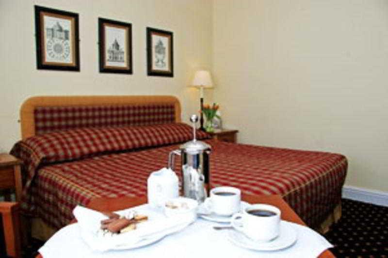 The Bear, Cowbridge Hotel ภายนอก รูปภาพ